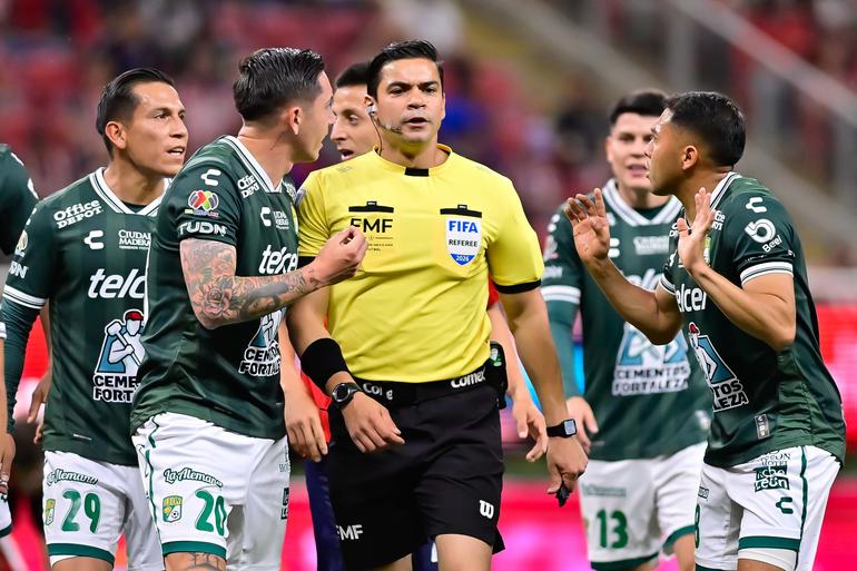 El árbitro sancionó penal en contra de León | MEXSPORT