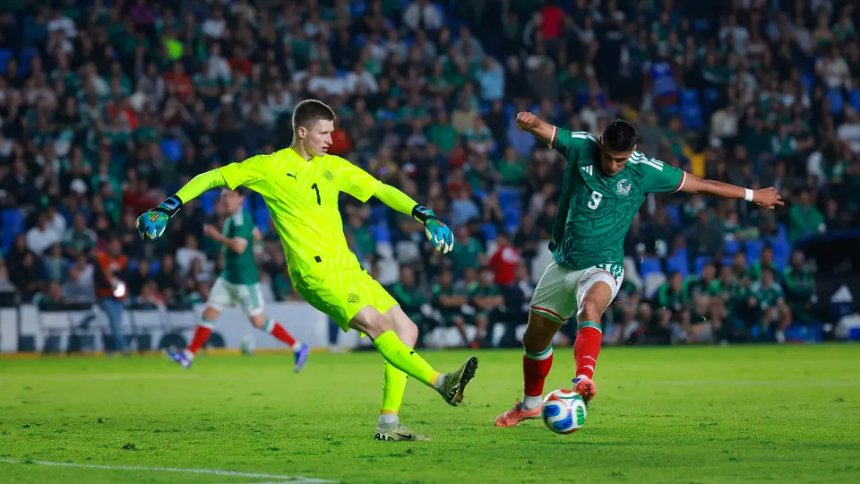 Guillermo Martínez con la Selección Mexicana en un partido amistoso | IMAGO 7