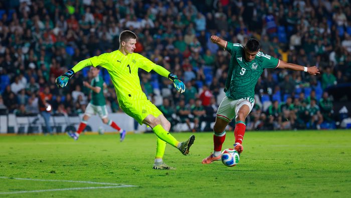 Guillermo Martínez con la Selección Mexicana en un partido amistoso | IMAGO 7