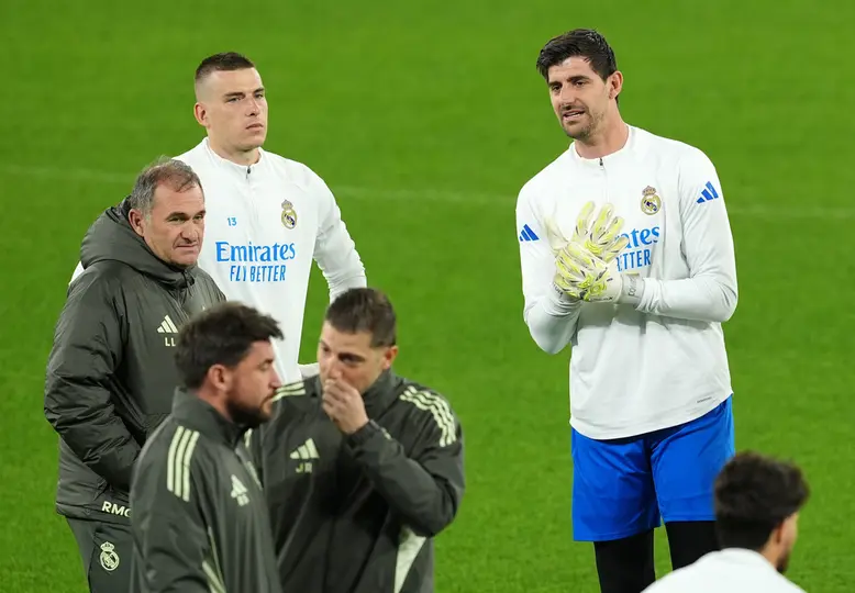 Thibaut Courtois y Andriy Lunin, arqueros del Real Madrid, previo al duelo ante Manchester City en Champions League | AP