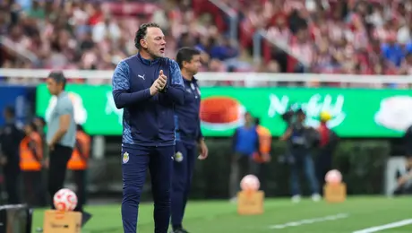 “No me interesa ser primero”: la frase de Milito que sacude a Chivas pese al liderato