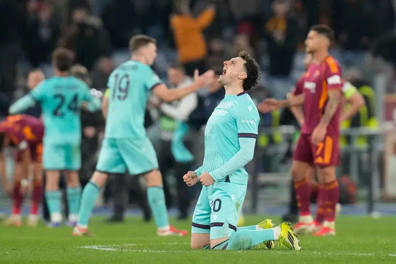 Nadir Zortea, del Bologna, celebra tras el partido de los octavos de final de la Europa League ante la Roma | AP