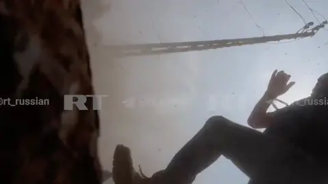 La cámara queda apuntando hacia el cielo mientras los escombros van cayendo / Especial