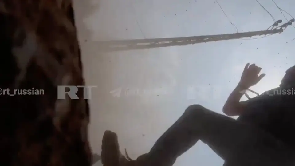 La cámara queda apuntando hacia el cielo mientras los escombros van cayendo / Especial