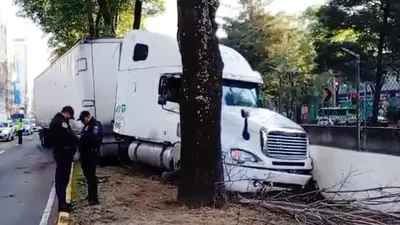VIDEO: Tren Ligero CDMX suspende servicio tras choque de tráiler en Tlalpan