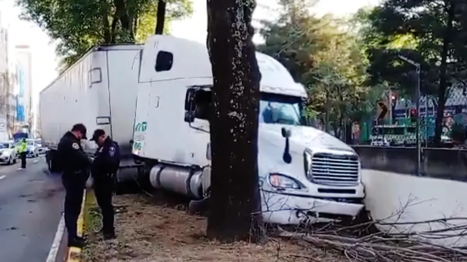 VIDEO: Tren Ligero CDMX suspende servicio tras choque de tráiler en Tlalpan