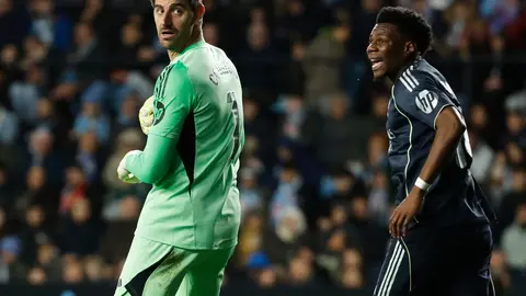 Thibaut Courtois y Aurelien Tchouameni, jugadores del Real Madrid en LaLiga | AP