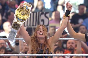 Becky Lynch frena el regreso de AJ Lee y le arrebata el título en WrestleMania 42