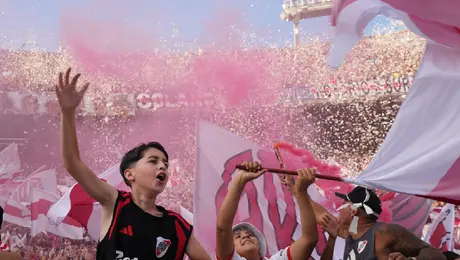 Incendio en las gradas del Estadio Monumental se lleva los reflectores previo al River Plate vs Boca Juniors