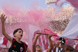 Incendio en las gradas del Estadio Monumental se lleva los reflectores previo al River Plate vs Boca Juniors
