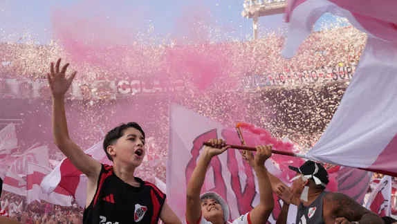 Incendio en las gradas del Estadio Monumental se lleva los reflectores previo al River Plate vs Boca Juniors
