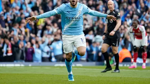 Rayan Cherki tras anotar ante el Arsenal en la Premier League I AP