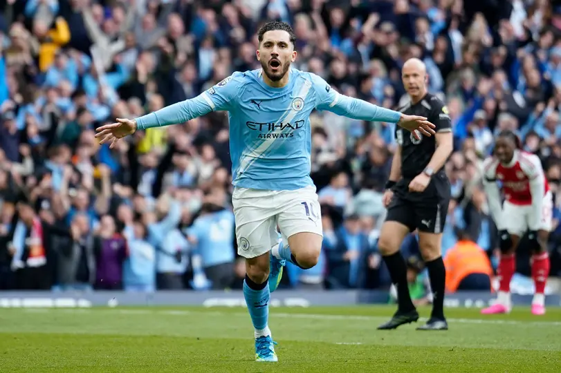 Rayan Cherki tras anotar ante el Arsenal en la Premier League I AP