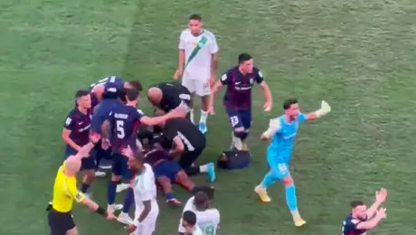 Momento de tensión en el futbol asiático: accidente en Al-Ahli vs Johor Darul genera indignación