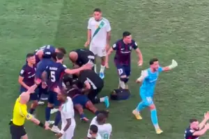 Momento de tensión en el futbol asiático: accidente en Al-Ahli vs Johor Darul genera indignación