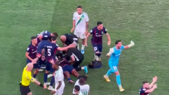 Momento de tensión en el futbol asiático: accidente en Al-Ahli vs Johor Darul genera indignación