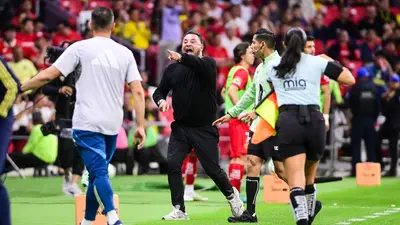 Turco Mohamed hace señas obscenas a la banca del América: "dos veces te..."