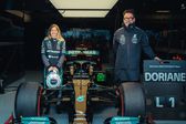 Doriane Pin con Gwen Lagrue, asesor de Desarrollo de Pilotos, en la prueba con Mercedes | X: @MercedesAMGF1