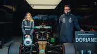 Doriane Pin con Gwen Lagrue, asesor de Desarrollo de Pilotos, en la prueba con Mercedes | X: @MercedesAMGF1
