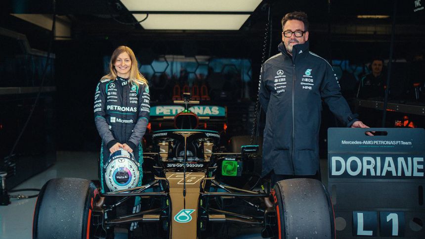 Doriane Pin con Gwen Lagrue, asesor de Desarrollo de Pilotos, en la prueba con Mercedes | X: @MercedesAMGF1