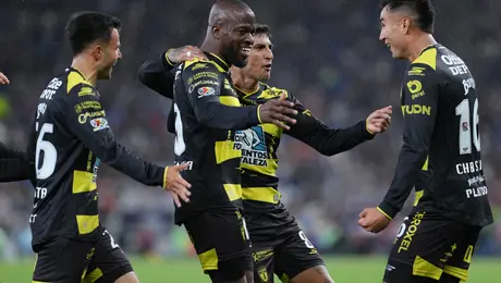 ¡Madrugaron a Rayados! Pachuca cobró rápido un tiro libre y sin defensa marcaron el 2-1