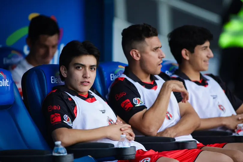 Gilberto Mora en la banca para enfrentar a Cruz Azul