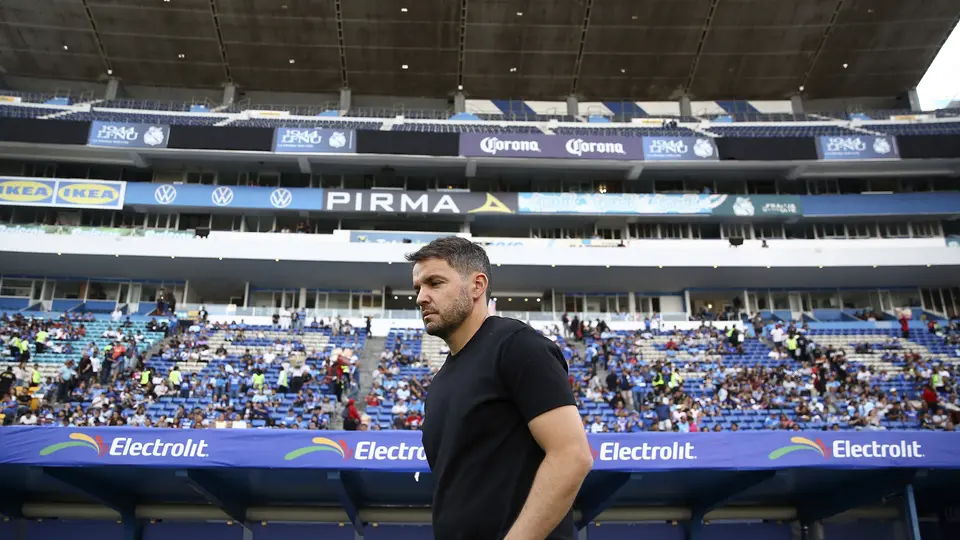 Nicolás Larcamón en el partido contra Tijuana siendo abuchado por la afición | MEXSPORT