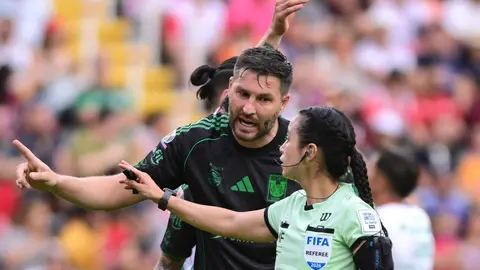 André-Pierre Gignac y Katia Itzel García durante el partido de Necaxa contra Tigres | MEXSPORT