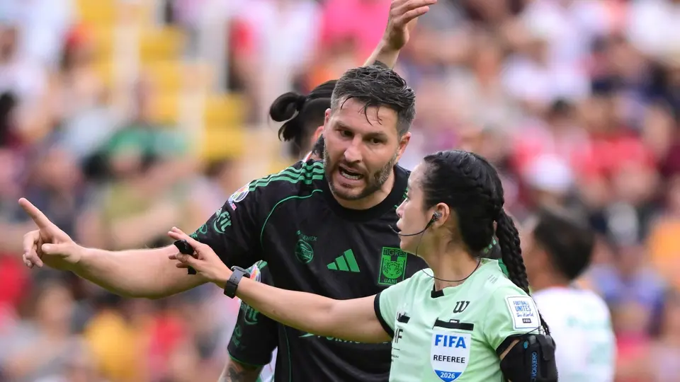 André-Pierre Gignac y Katia Itzel García durante el partido de Necaxa contra Tigres | MEXSPORT