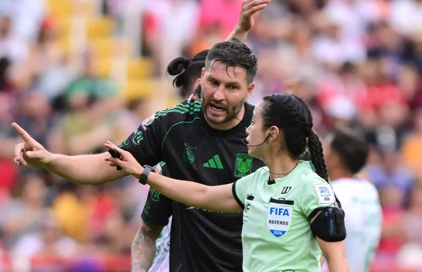 André-Pierre Gignac y Katia Itzel García durante el partido de Necaxa contra Tigres | MEXSPORT