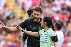 André-Pierre Gignac y Katia Itzel García durante el partido de Necaxa contra Tigres | MEXSPORT
