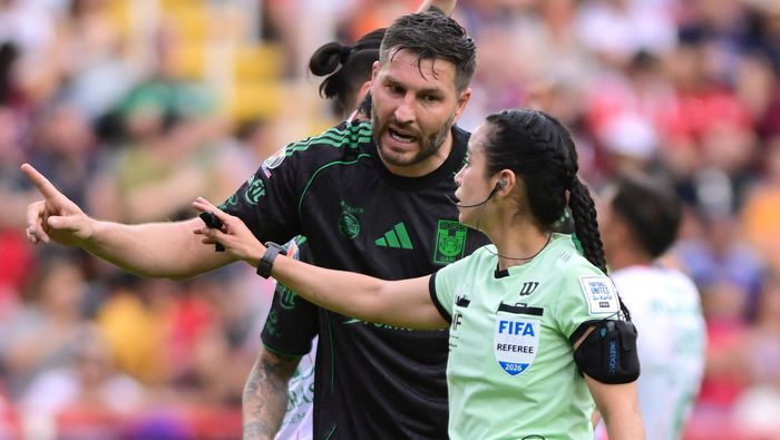 André-Pierre Gignac y Katia Itzel García durante el partido de Necaxa contra Tigres | MEXSPORT