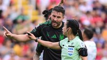 André-Pierre Gignac y Katia Itzel García durante el partido de Necaxa contra Tigres | MEXSPORT