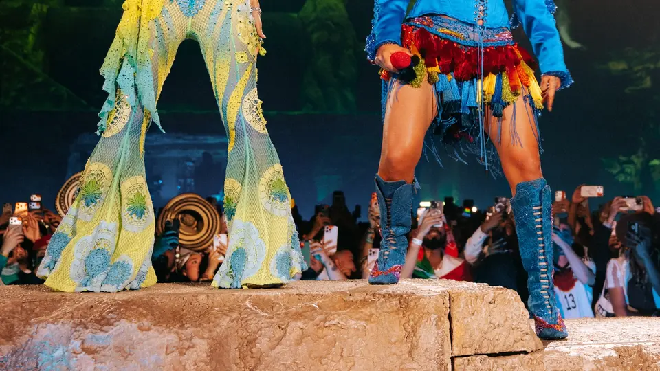 El espectáculo de Karol G destaca por su producción visual y repertorio de éxitos globales. / @coachella