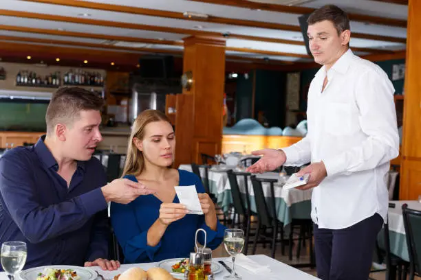 Consumidores pueden negarse a pagar propina obligatoria y denunciar ante la Profeco. / iStock