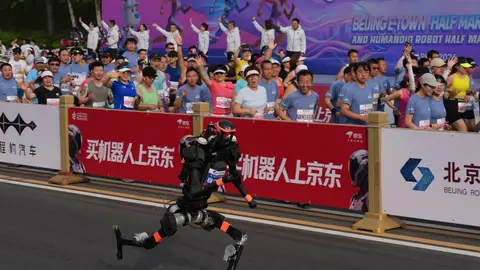 Robot humanoide rompe récord en media maratón de Beijing y supera marca humana