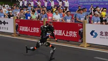 Robot humanoide rompe récord en media maratón de Beijing y supera marca humana