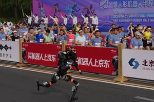 Robot humanoide rompe récord en media maratón de Beijing y supera marca humana