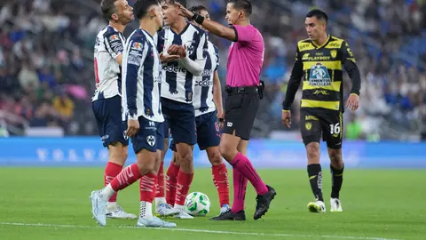 Reclamos de los jugadores de Rayados previo al gol de Enner Valencia I IMAGO7