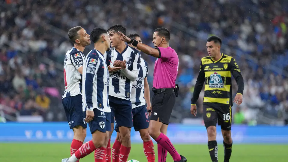 Reclamos de los jugadores de Rayados previo al gol de Enner Valencia I IMAGO7