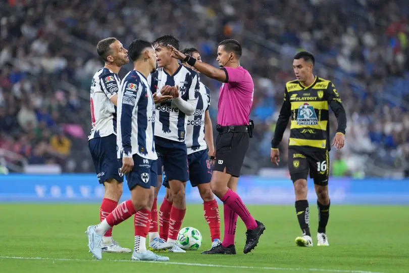 Reclamos de los jugadores de Rayados previo al gol de Enner Valencia I IMAGO7