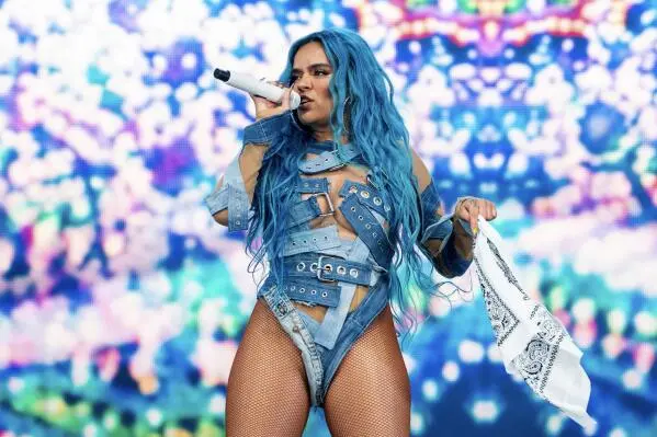 Karol G vuelve a presentarse como headliner en Coachella 2026 este domingo 19 de abril. / AP