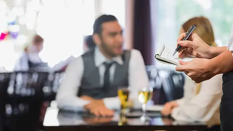 La Profeco advierte que incluir la propina de forma automática en la cuenta es ilegal y puede ser sancionado. / iStock
