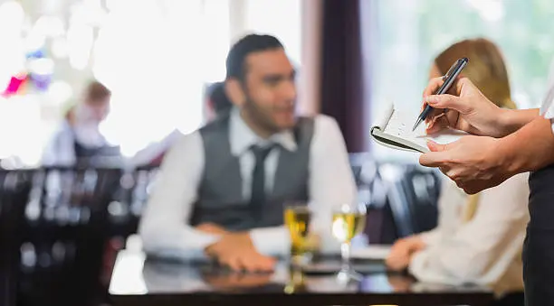 La Profeco advierte que incluir la propina de forma automática en la cuenta es ilegal y puede ser sancionado. / iStock