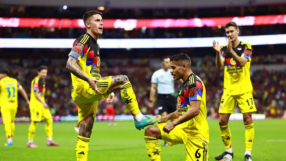 Brian Rodríguez y Jonathan dos Santos, jugadores del América, ante Toluca | MEXSPORT