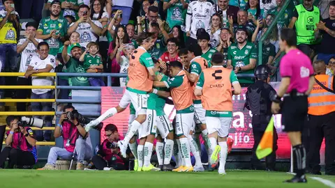 Daniel Arcila celebrando su gol con todos los jugadores de León
