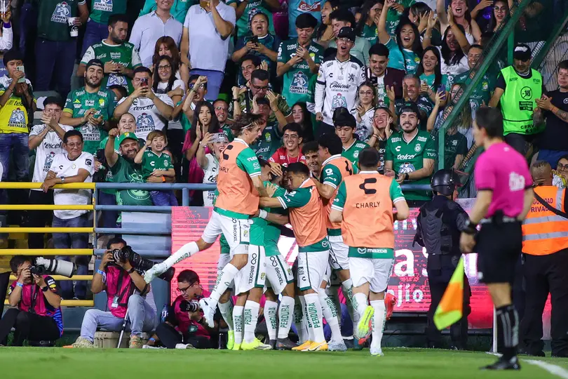 Daniel Arcila celebrando su gol con todos los jugadores de León