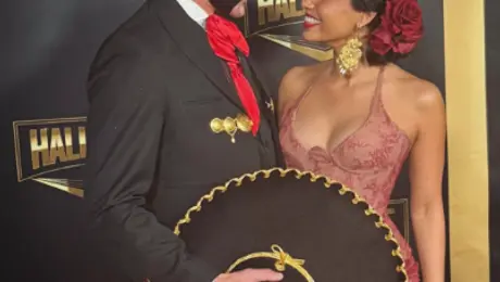 El Grande Americano se lleva los reflectores en el Salón de la Fama con atuendo de Mariachi