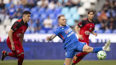Intento de Carlos Rotondi, de Cruz Azul, ante Xolos | MEXSPORT