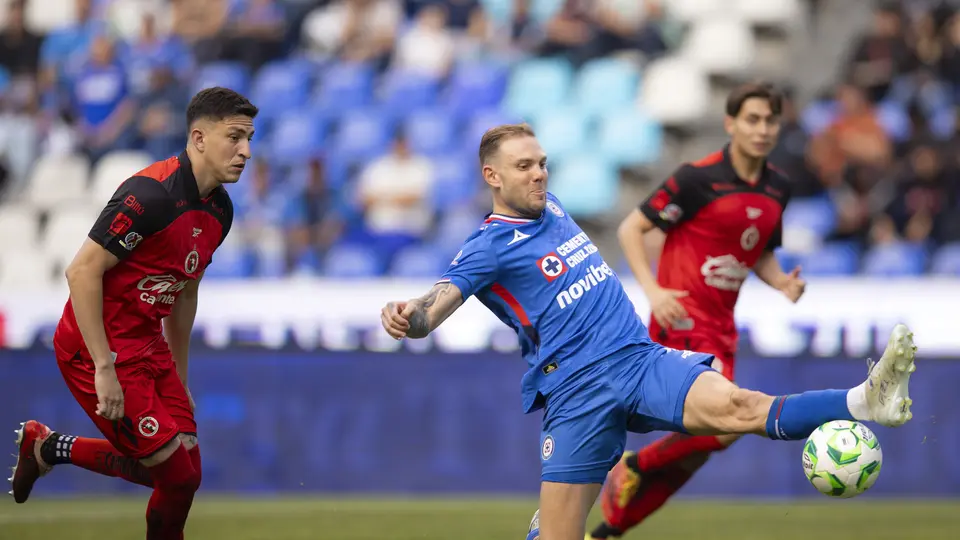 Intento de Carlos Rotondi, de Cruz Azul, ante Xolos | MEXSPORT